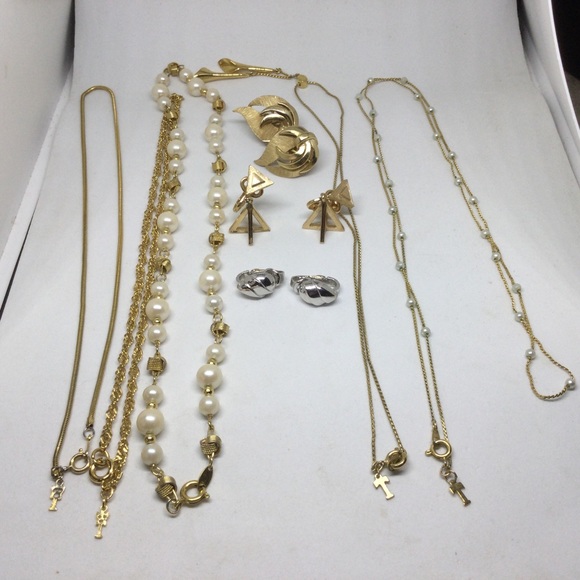 9 piece Lot of Trifari Jewelry Necklace Earrings Crown Patent Pending Hangtags - Picture 12 of 12